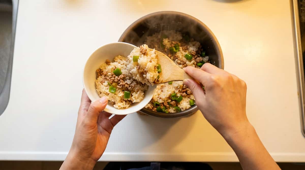 合いびき肉とピーマンのバター醤油炊き込みご飯（完成イメージ）