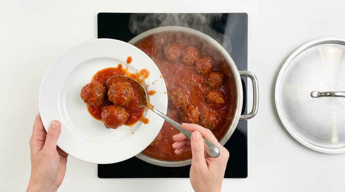 ブロッコリー入り揚げミートボールのトマト煮（完成イメージ）