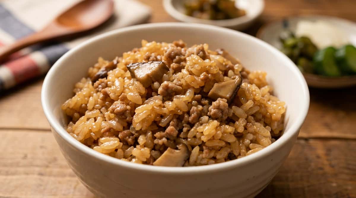 合いびき肉ときのこの味噌炊き込みご飯（完成イメージ）