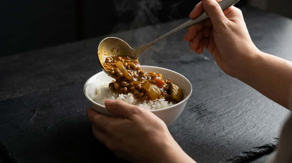 合いびき肉と玉ねぎのカレー丼（完成イメージ）