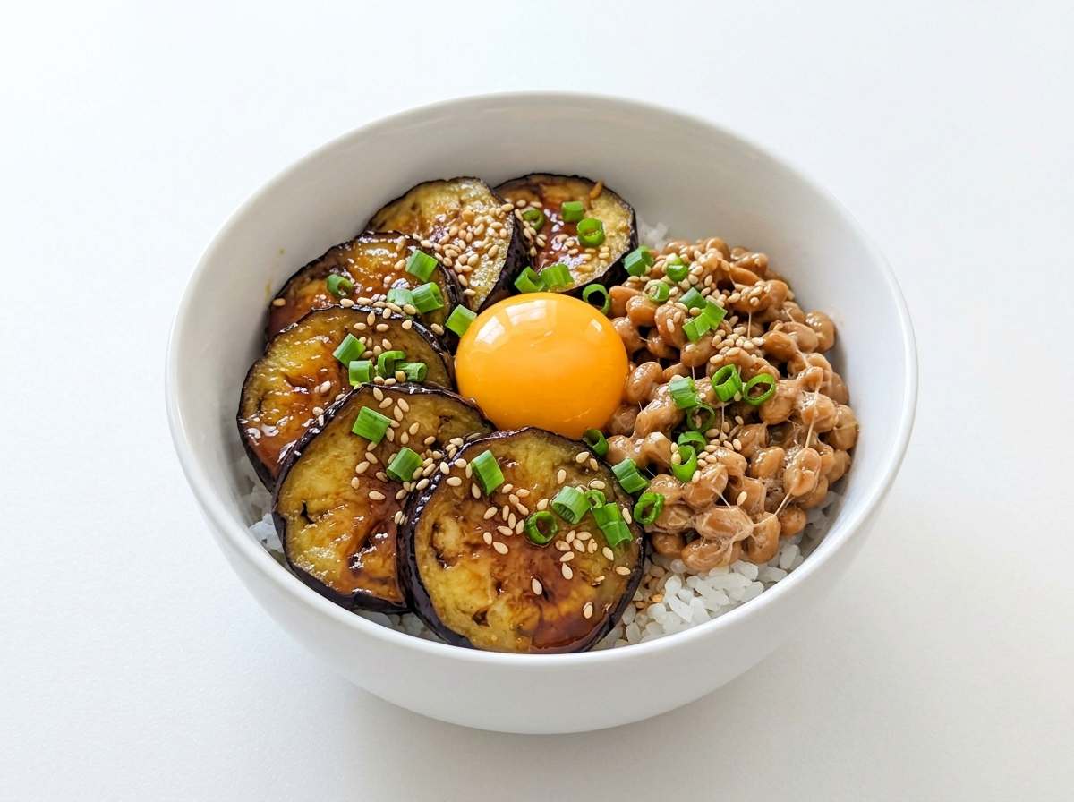 納豆となすのごま油香る甘辛丼