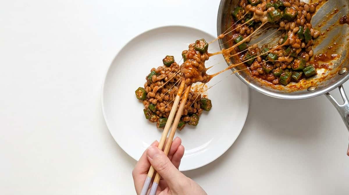 納豆とオクラの鶏がらピリ辛焼き（完成イメージ）