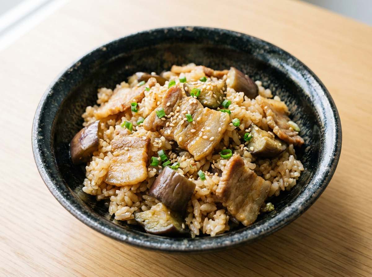 豚バラとなすのごま油ガッツリ炊き込みご飯