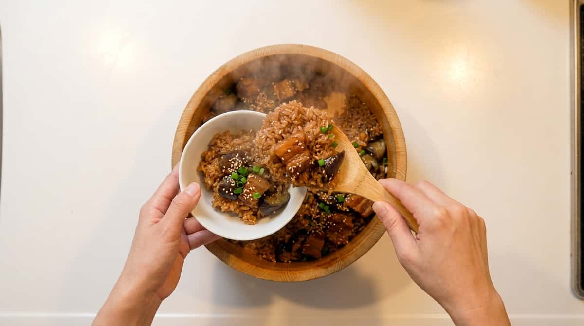 豚バラとなすのごま油ガッツリ炊き込みご飯（完成イメージ）