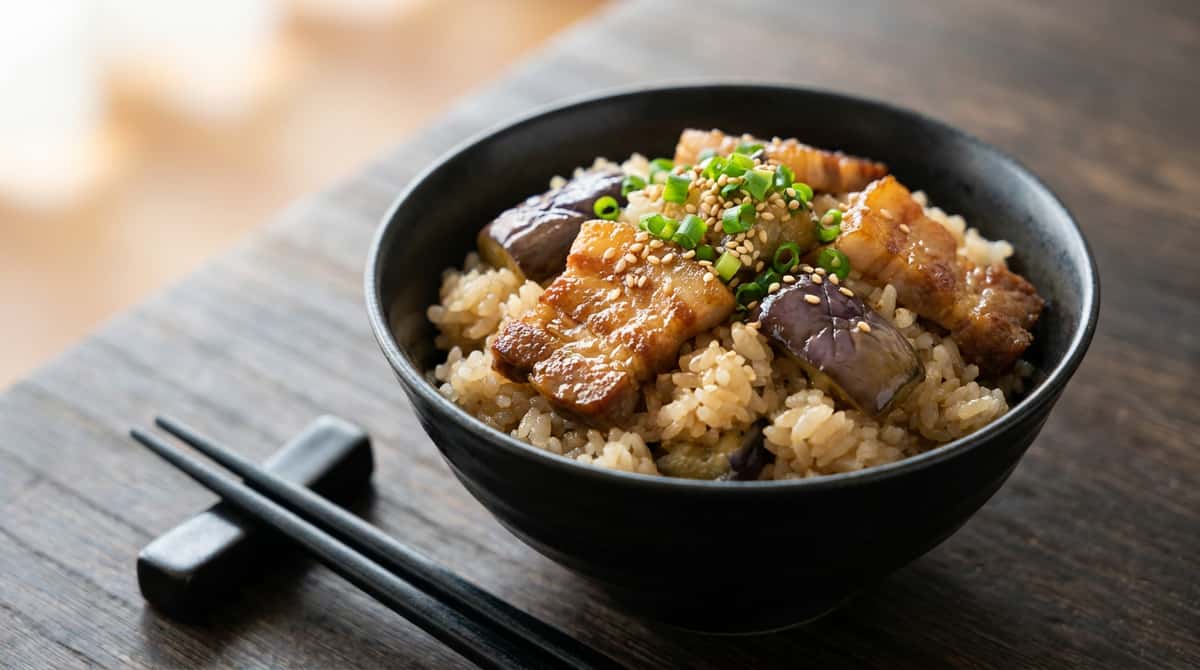 豚バラとなすのごま油ガッツリ炊き込みご飯（完成イメージ）