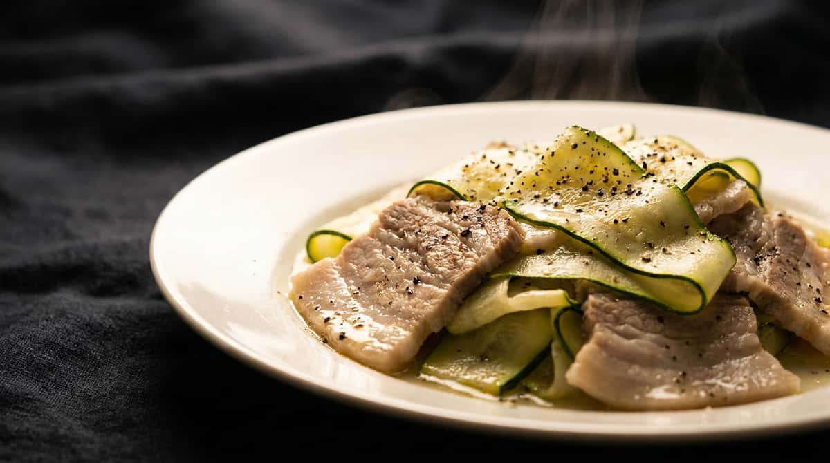 豚バラとズッキーニのレンジ蒸し 塩こしょう仕立て（完成イメージ）