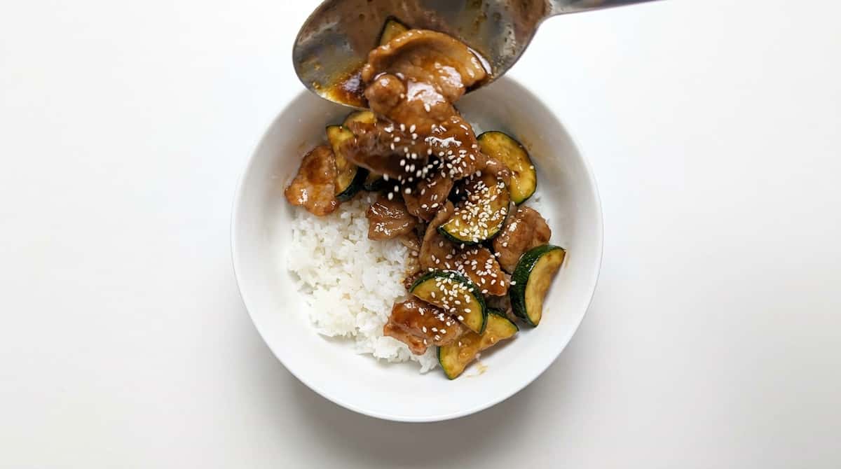 豚ロースとズッキーニのバター醤油丼（完成イメージ）