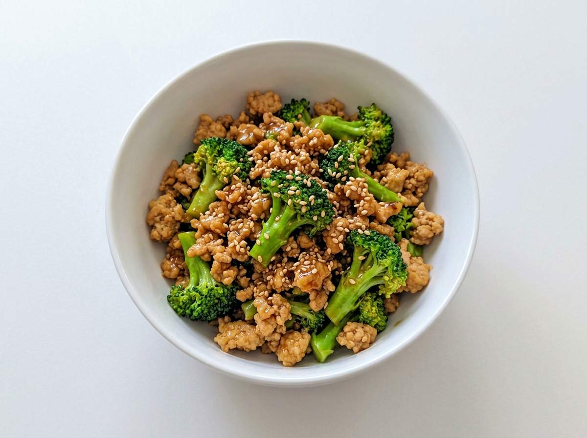 レンジでガッツリ！豚ひき肉とブロッコリーのごま油スタミナ蒸し