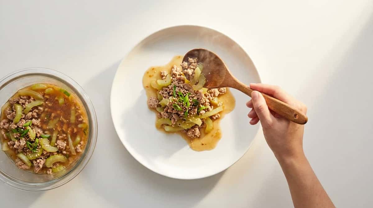 豚ひき肉とセロリの白だしレンジ蒸し（完成イメージ）