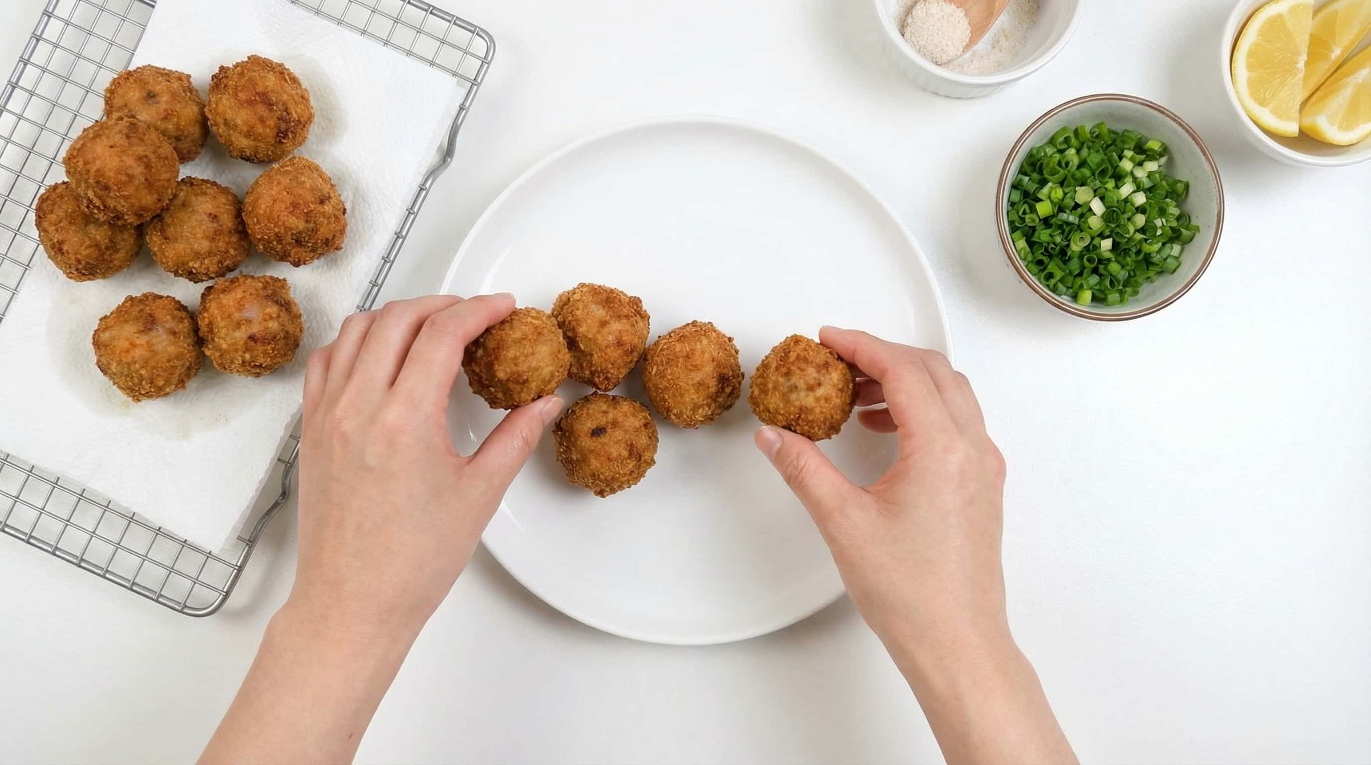 豚ひき肉と長ねぎのピリ辛揚げ団子（完成イメージ）