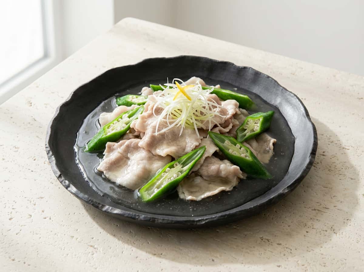 豚こまとオクラの白だしピリ辛蒸し