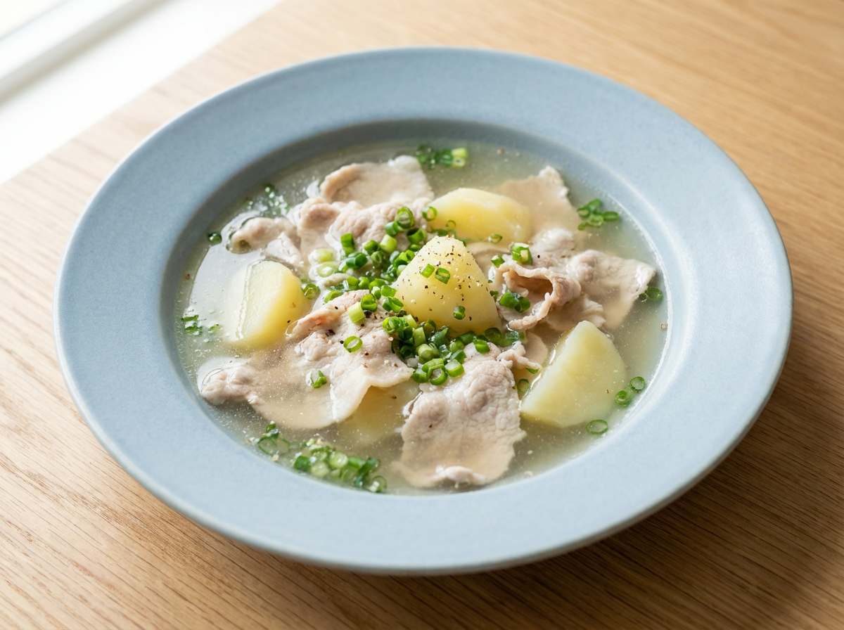 豚こまとじゃがいものシンプル塩こしょうスープ