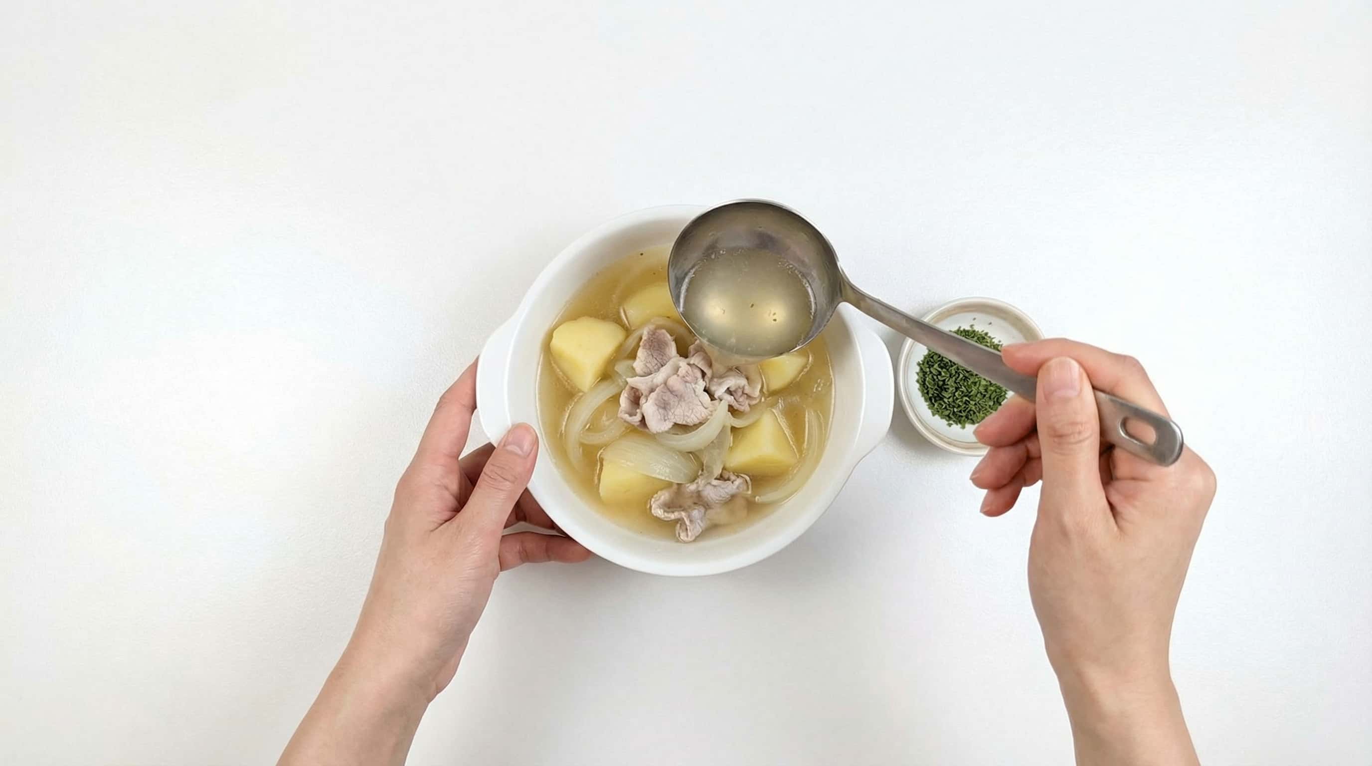 豚こまとじゃがいものシンプル塩こしょうスープ（完成イメージ）