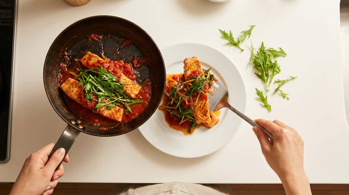 鮭と水菜のトマト缶さっぱり炒め（完成イメージ）