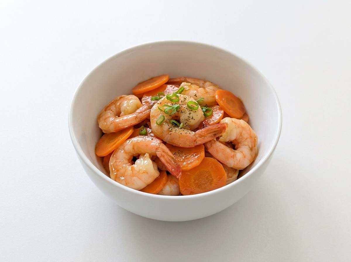 エビとにんじんのバター醤油レンジ蒸し【時短8分レシピ】