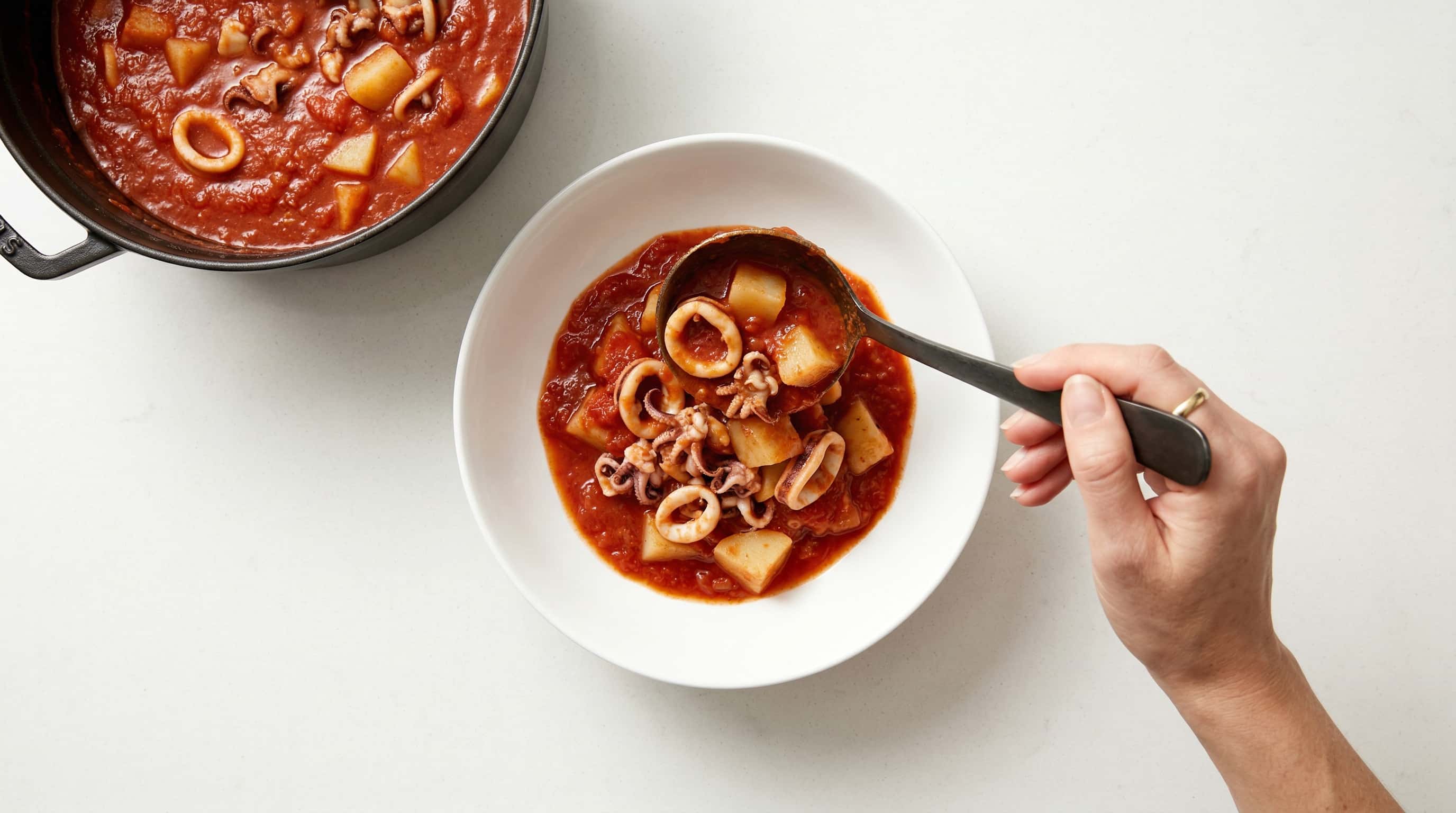 イカとじゃがいものトマト缶煮（完成イメージ）