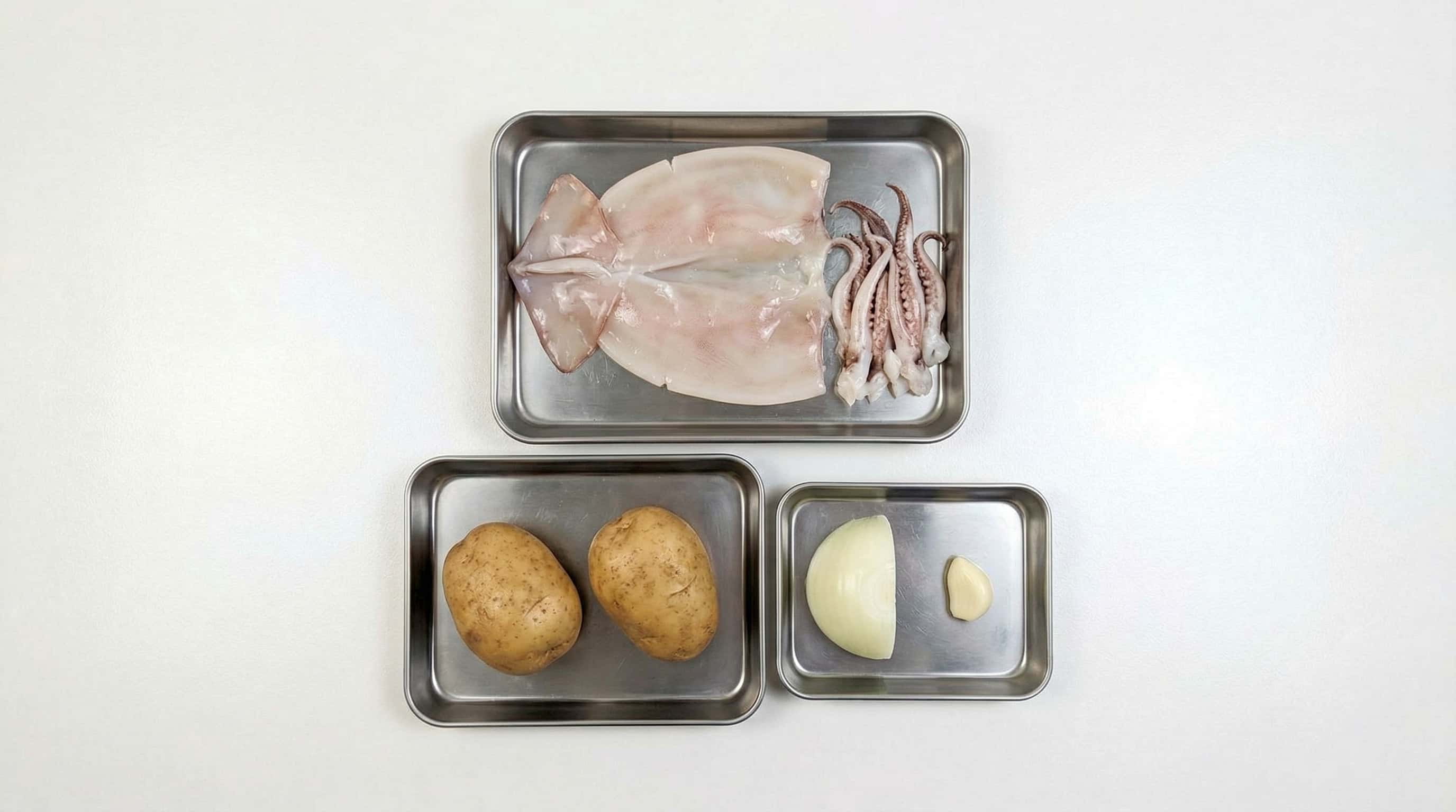 イカとじゃがいものトマト缶煮（材料）