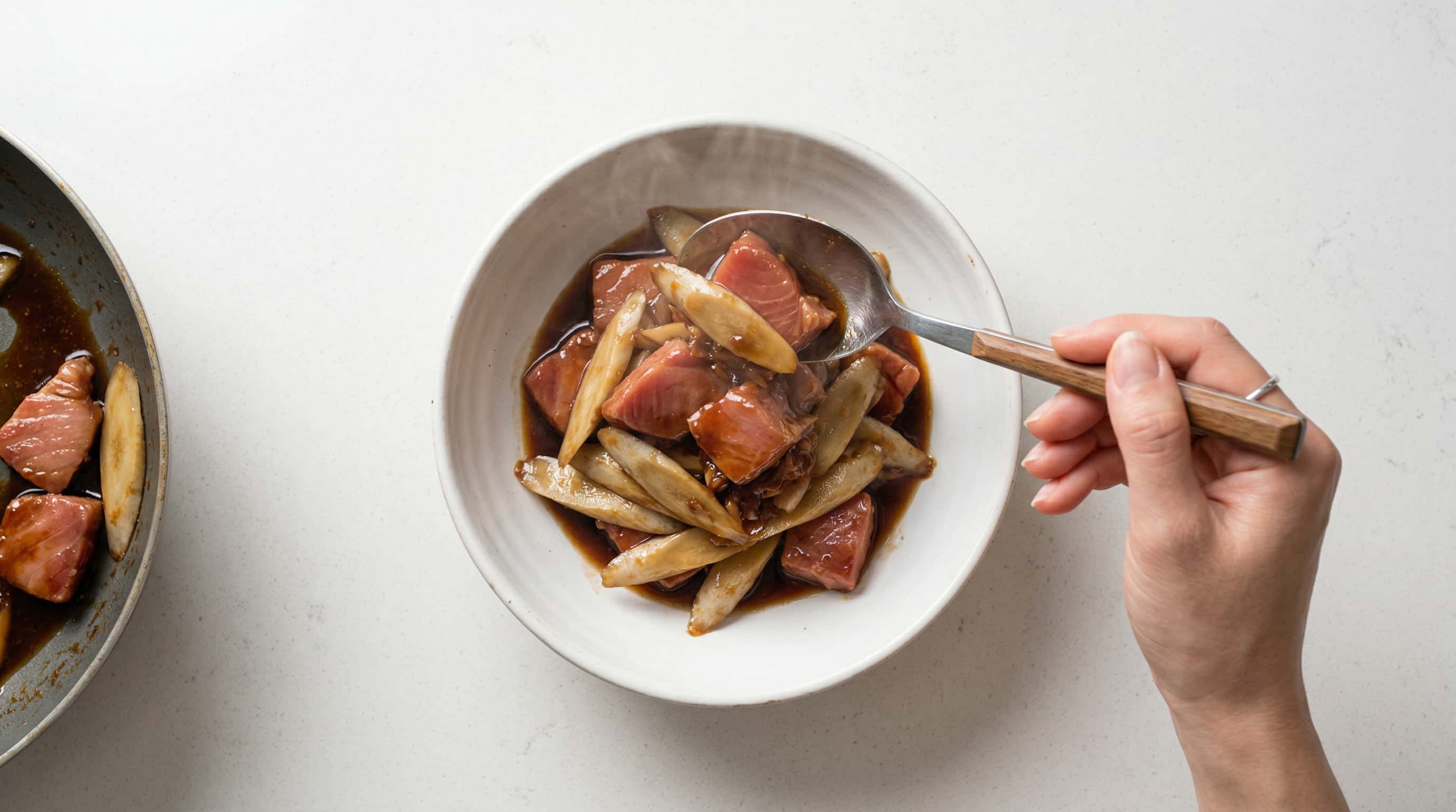 マグロとごぼうの焼肉のタレレンジ蒸し（完成イメージ）