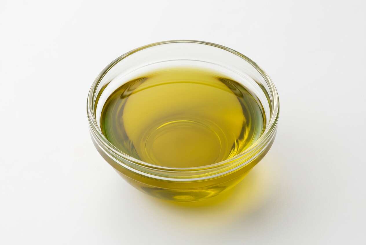 オリーブオイルがガラスのボウルに入っている