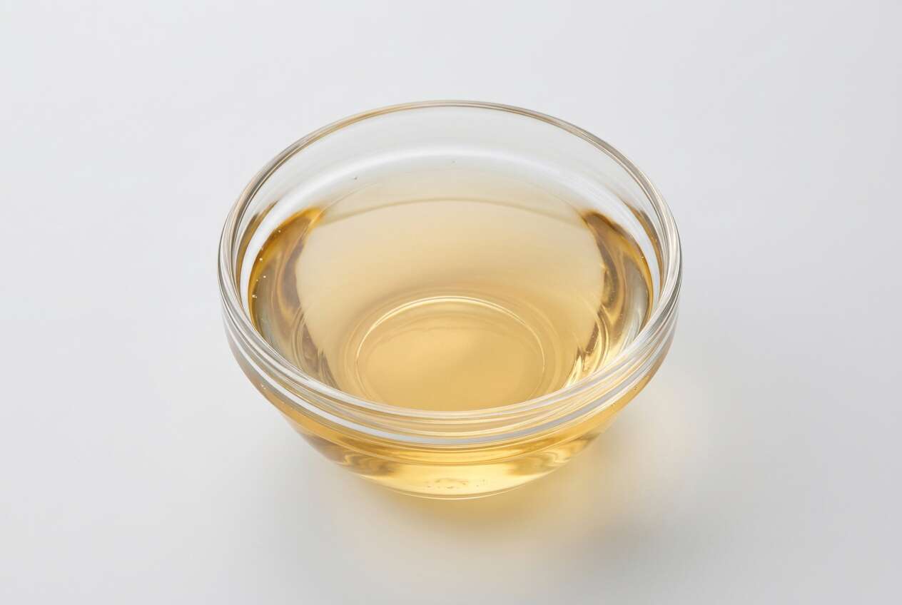 白醤油がガラスのボウルに入っている